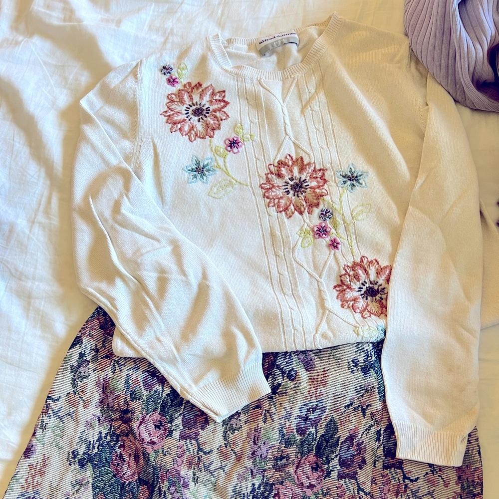 CUTE Vintage Embroidered Floral Top